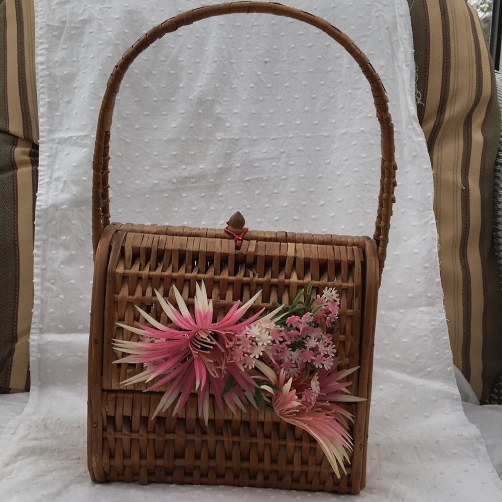 Vintage Straw Purse with pink flower